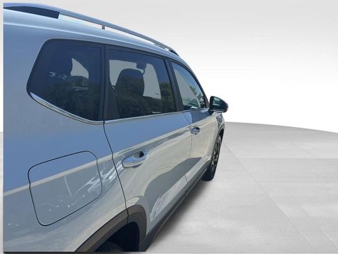 Certified 2025 Volkswagen Taos SE w/ Panoramic Sunroof Package FWD image 32
