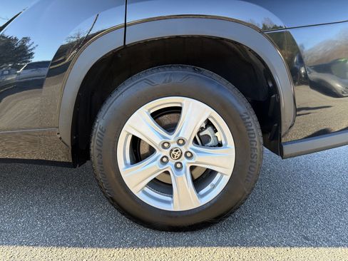 Used 2024 Toyota Highlander LE image 32