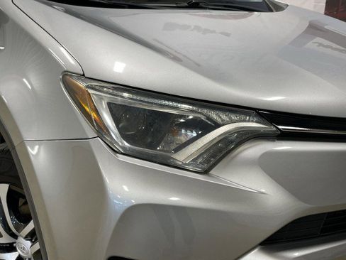 Used 2018 Toyota RAV4 LE FWD image 10
