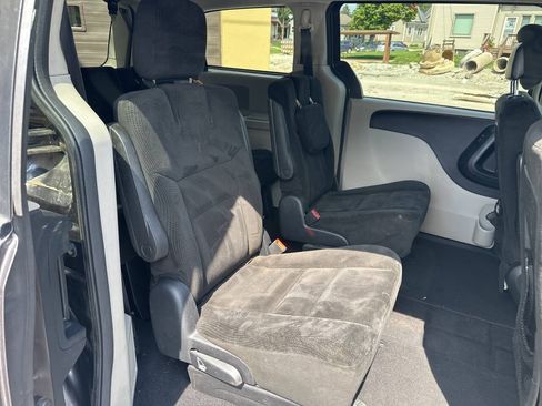 Used 2016 Dodge Grand Caravan SXT FWD image 9