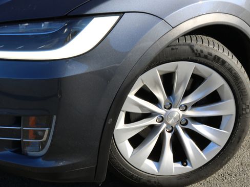 Used 2018 Tesla Model X 75D image 4