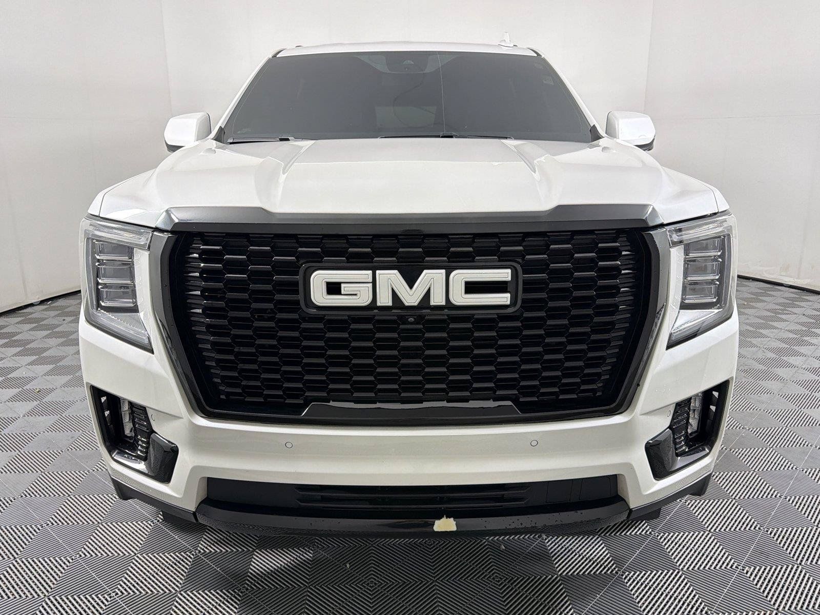 Used 2023 GMC Yukon XL SLT w/ SLT Premium Package AWD/4WD image 2