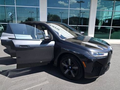 Used 2024 BMW iX xDrive50 w/ Sport Package AWD/4WD image 32
