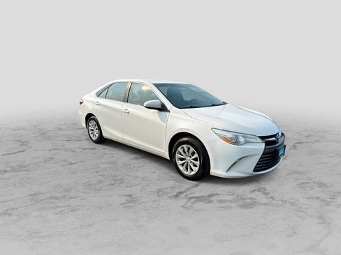 Used 2015 Toyota Camry LE FWD image 2