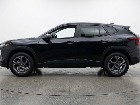 Used 2025 Chevrolet Trax LT FWD image 5