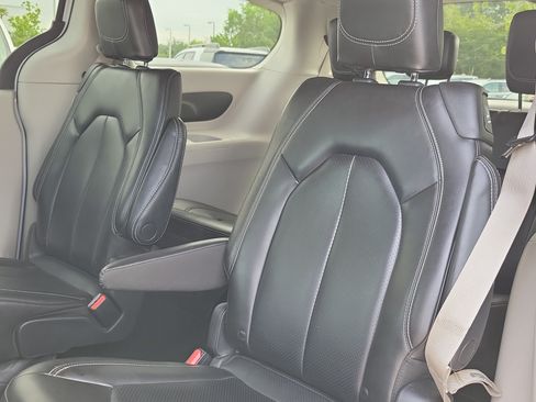 Used 2023 Chrysler Pacifica Touring-L FWD image 15