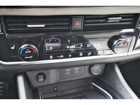 Used 2024 Nissan Rogue SL FWD image 27