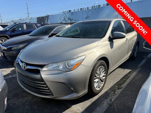 Used 2016 Toyota Camry LE image 2