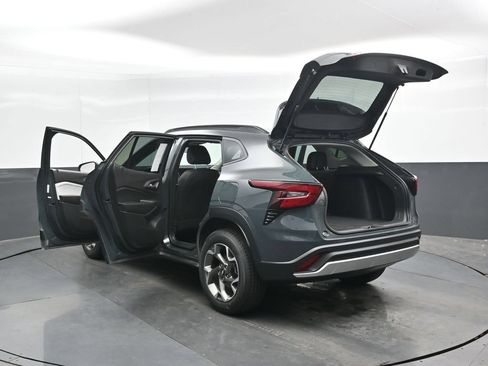 Used 2025 Chevrolet Trax LT w/ LT Convenience Package FWD image 47