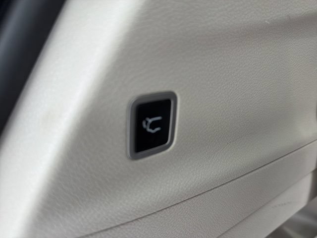 Used 2023 Chrysler Pacifica Touring-L FWD image 16
