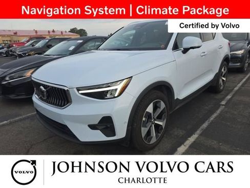 Used 2025 Volvo XC40 B5 Plus AWD/4WD image 3