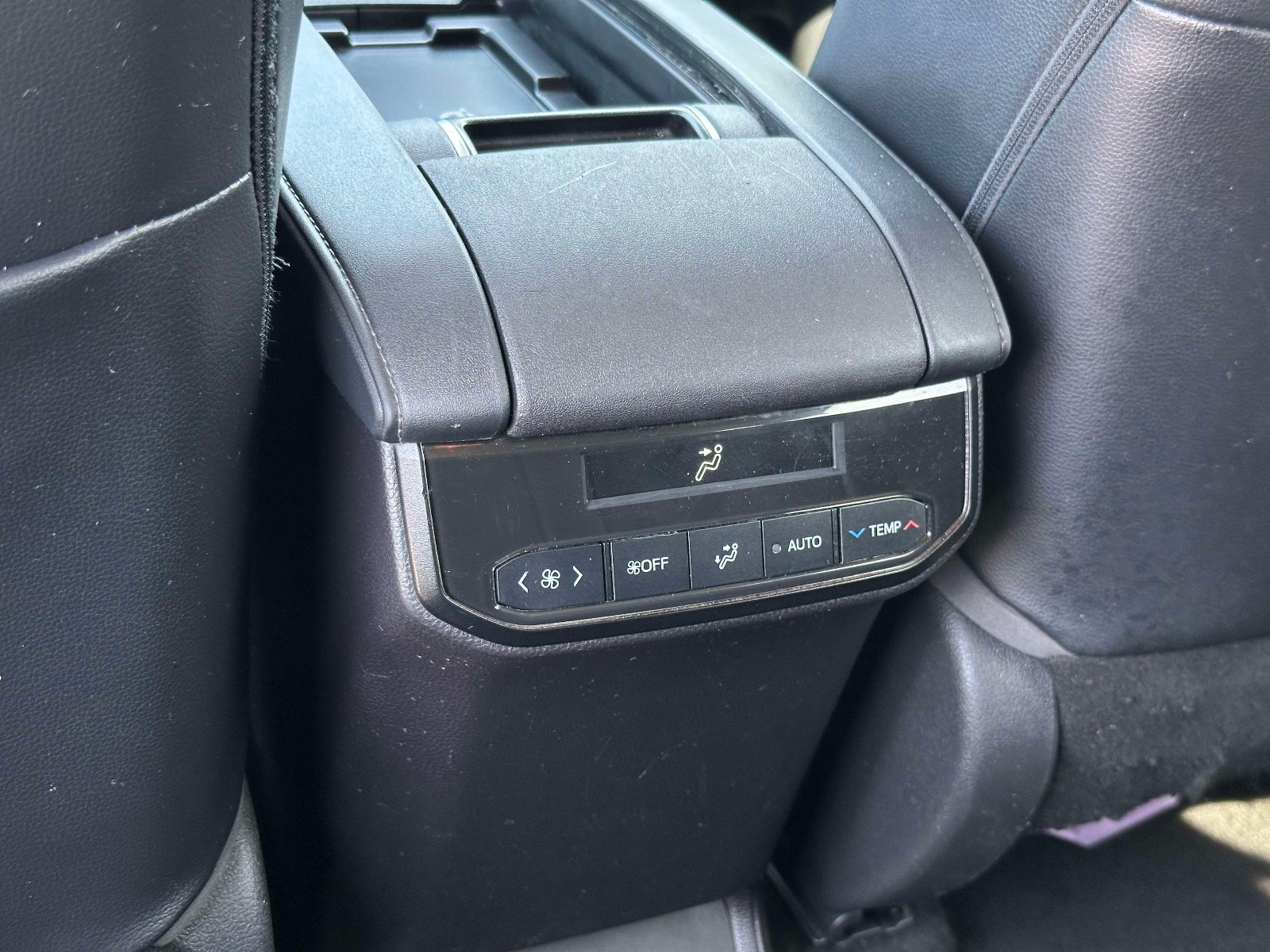 Used 2021 Toyota Highlander XLE AWD/4WD image 14