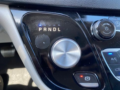 Used 2022 Chrysler Pacifica Touring-L image 35