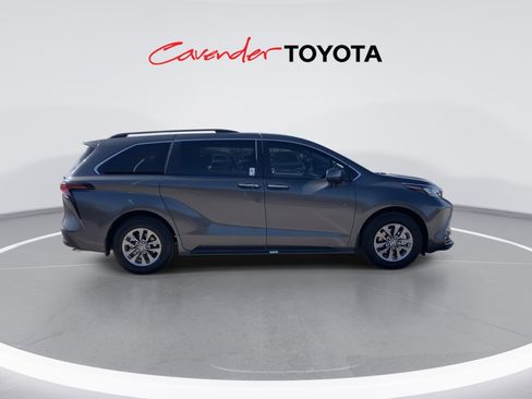 Certified 2025 Toyota Sienna XLE image 9