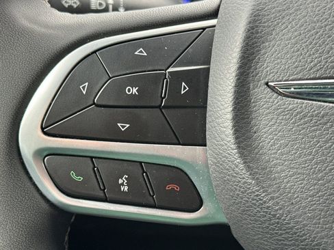 Used 2025 Chrysler Pacifica Select image 27