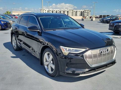 Used 2019 Audi e-tron Premium Plus image 8