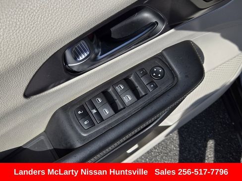 Used 2023 Chrysler Pacifica Touring-L FWD image 25