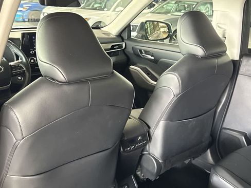 Used 2023 Toyota Highlander XLE FWD image 23