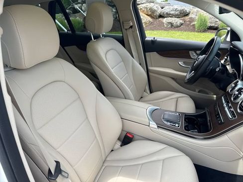 Used 2022 Mercedes-Benz GLC 300 4MATIC image 11