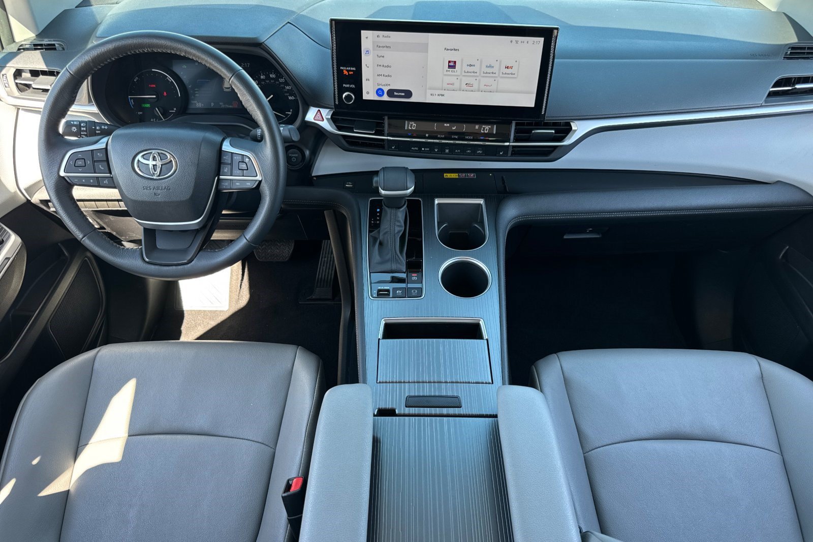 Used 2025 Toyota Sienna XLE FWD image 16