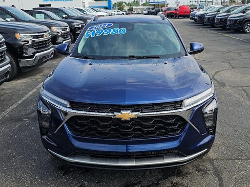 Used 2024 Chevrolet Trax LT w/ Driver Confidence Package FWD image 2