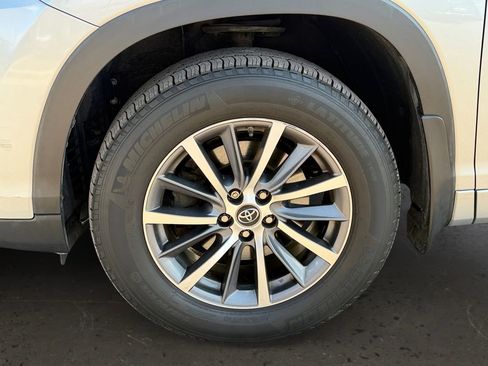 Used 2017 Toyota Highlander XLE w/ Carpet Mat Package image 26