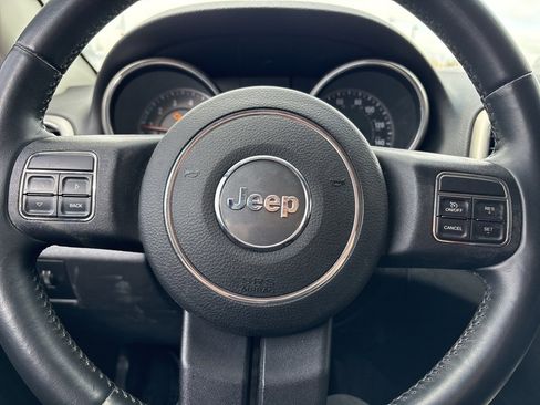 Used 2012 Jeep Grand Cherokee Laredo w/ Laredo E Group image 14