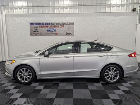 Used 2017 Ford Fusion SE w/ Fusion SE Technology Package FWD image 2