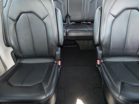 Used 2024 Chrysler Pacifica Touring-L image 13