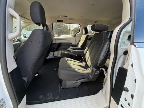 Used 2024 Chrysler Voyager LX image 28