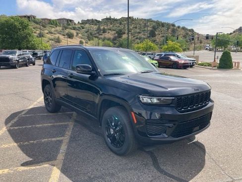 New 2025 Jeep Grand Cherokee Laredo image 4