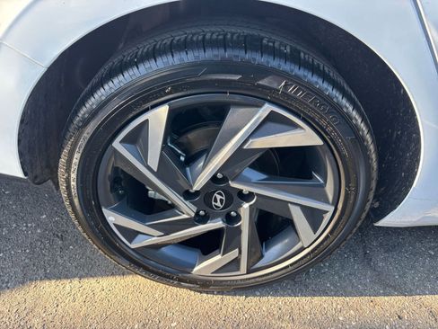 Used 2025 Hyundai Elantra Limited image 34