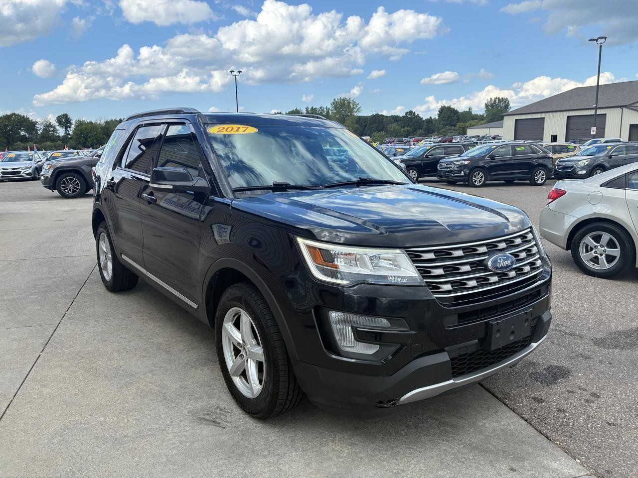 Used 2017 Ford Explorer XLT AWD/4WD image 3