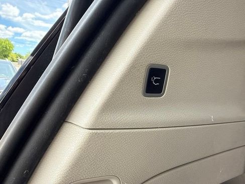 Used 2019 Chrysler Pacifica Touring Plus w/ Advanced Safetytec Group FWD image 18