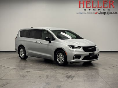 New 2026 Chrysler Pacifica Select