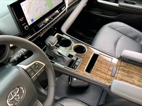 Used 2025 Toyota Sienna Limited image 16