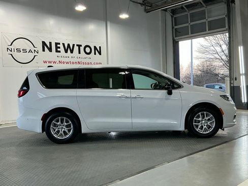 Used 2024 Chrysler Pacifica Touring-L image 25