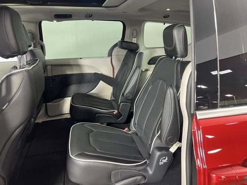 Certified 2024 Chrysler Pacifica Limited image 25