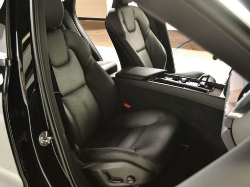 Used 2022 Volvo XC60 B5 Momentum w/ Protection Package Premier image 30