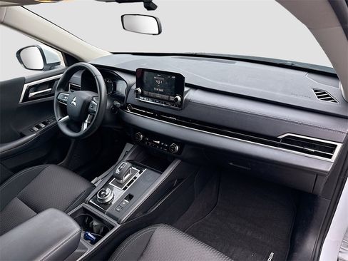 Used 2024 Mitsubishi Outlander ES image 31