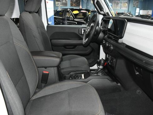 Used 2025 Jeep Wrangler Unlimited Sahara w/ Safety Group AWD/4WD image 18