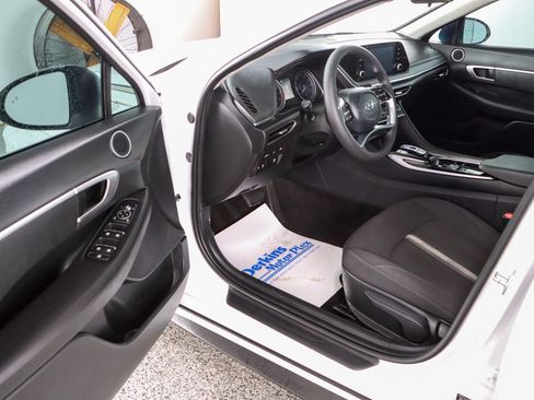 Used 2023 Hyundai Sonata SE FWD image 3