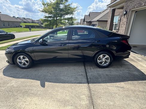 Used 2021 Hyundai Elantra SE FWD image 2