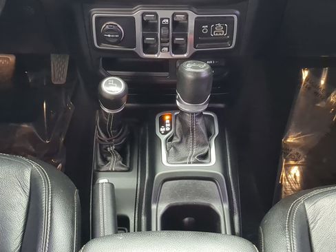 Used 2018 Jeep Wrangler Unlimited Sahara image 19