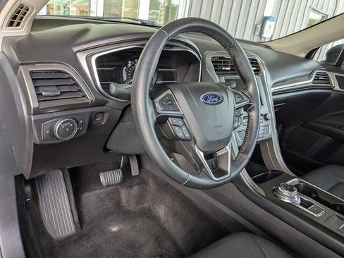 Used 2017 Ford Fusion SE w/ Fusion SE Technology Package FWD image 2