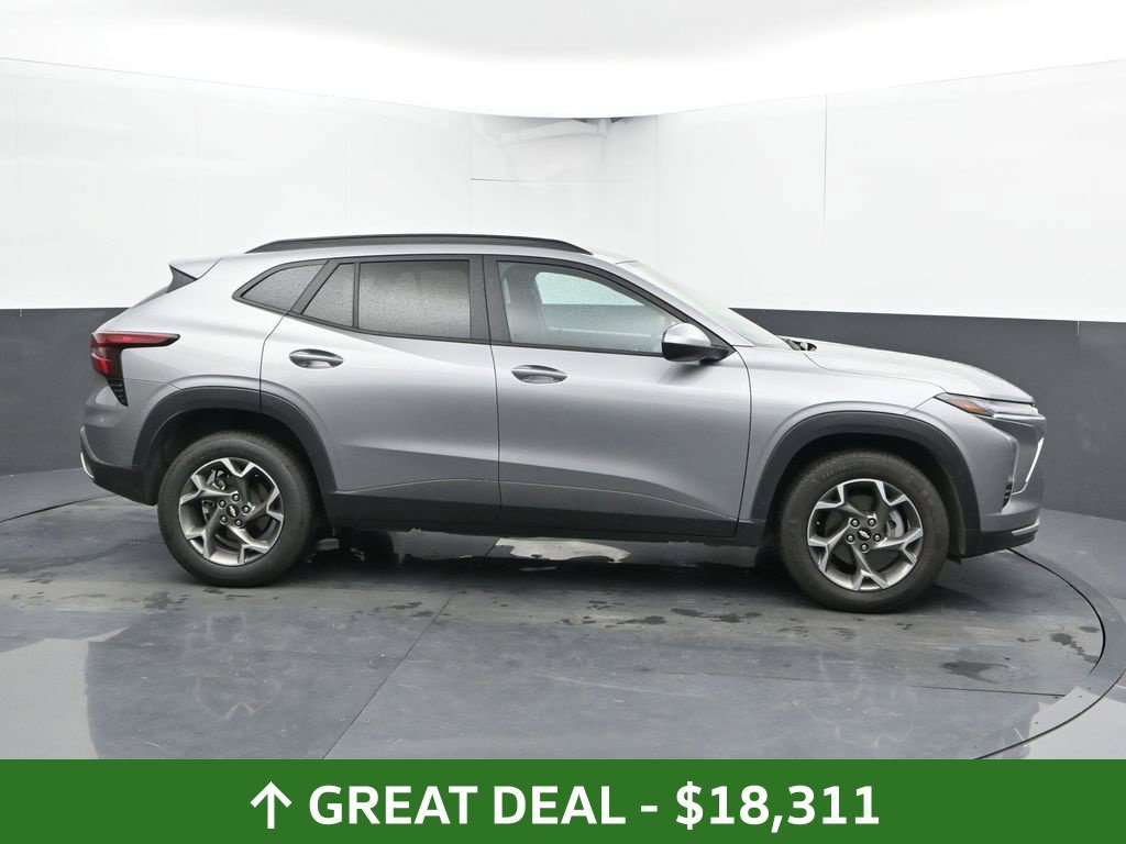 Used 2025 Chevrolet Trax LT FWD image 5