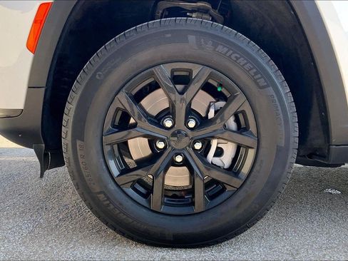 Used 2024 Jeep Grand Cherokee L Altitude AWD/4WD image 9