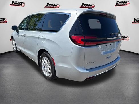 Used 2023 Chrysler Pacifica Touring-L FWD image 7