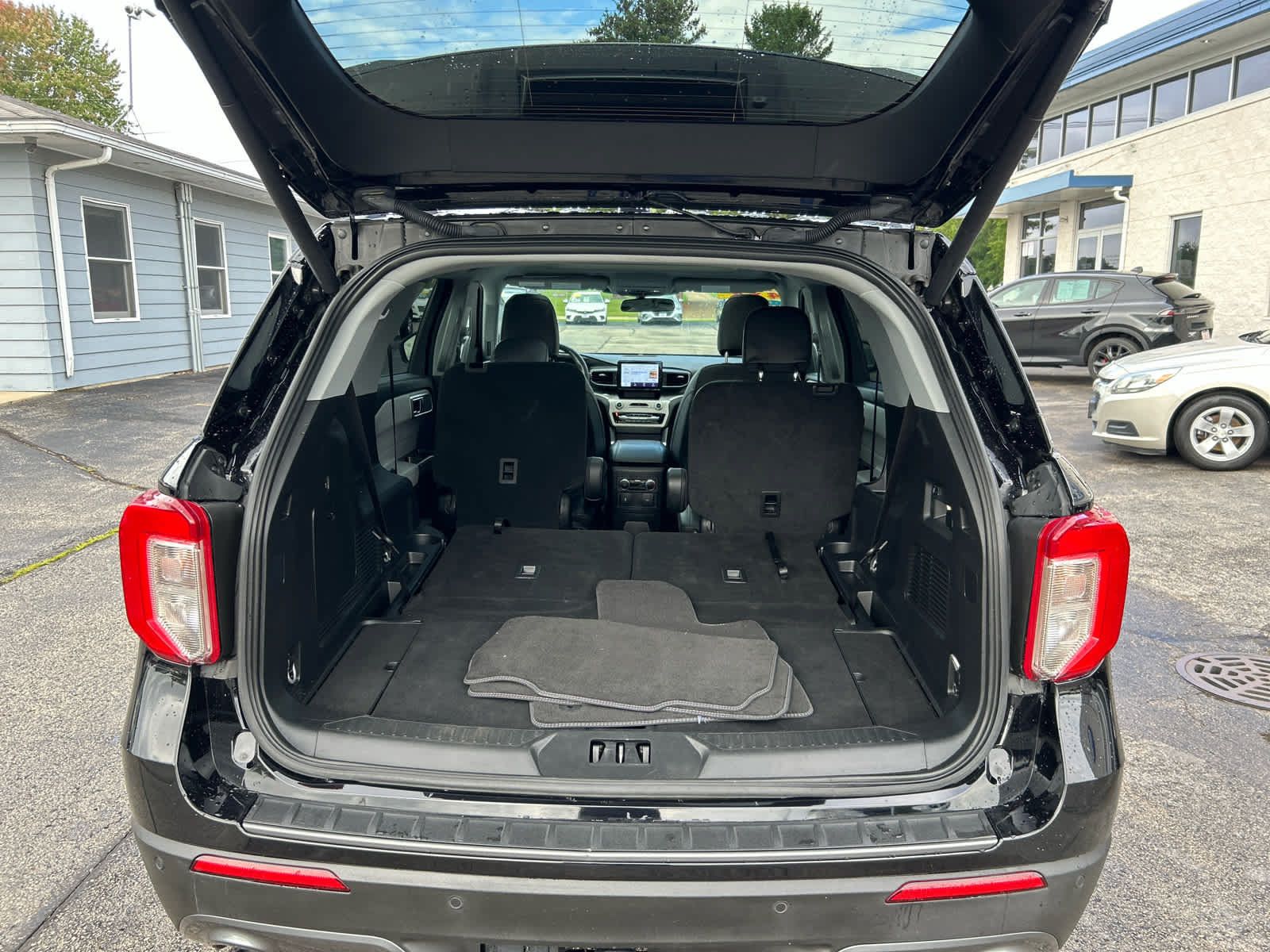 Used 2024 Ford Explorer XLT w/ Equipment Group 202A AWD/4WD image 29