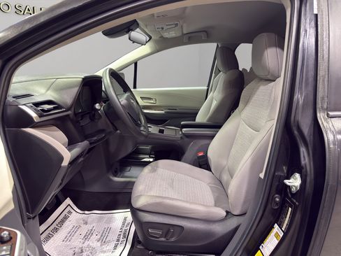 Used 2024 Toyota Sienna LE image 9